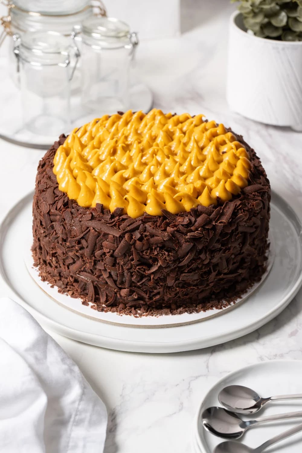 Torta Chocolúcuma — Queque de chocolate con pulpa de lúcuma y cobertura de chocolate.