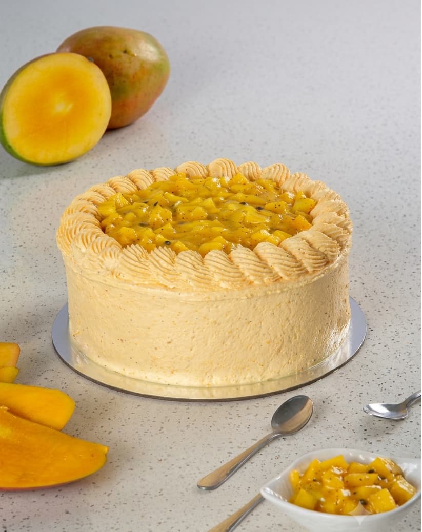 Torta Maracumango — Queque de chocolate o vainilla con mousse de maracuyá y relleno de pulpa de maracumango.
