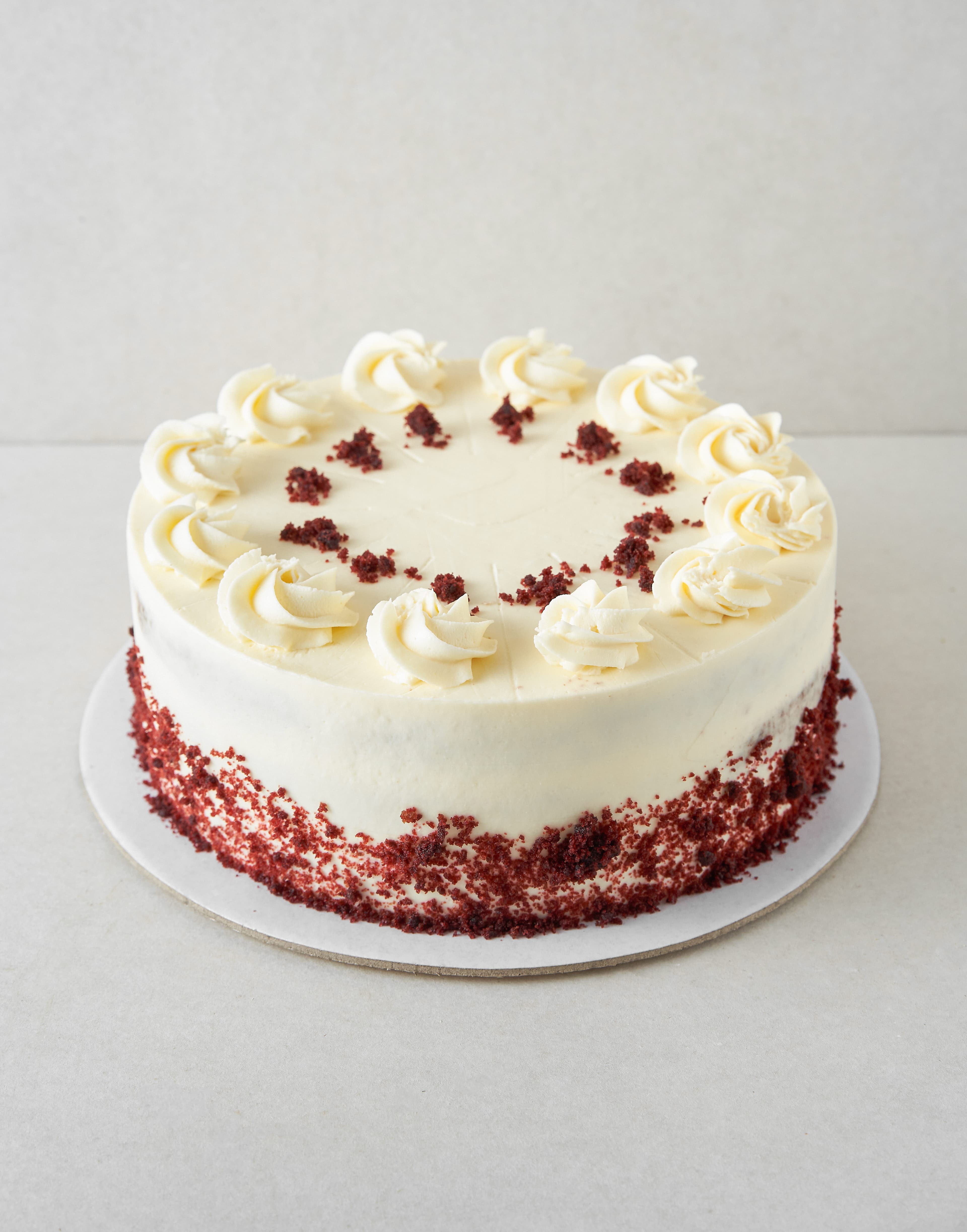 Torta Red Velvet — Queque rojo con crema chantilly y un toque de cacao.